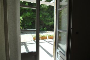 2 bedrooms, minibar, in-room safe, desk