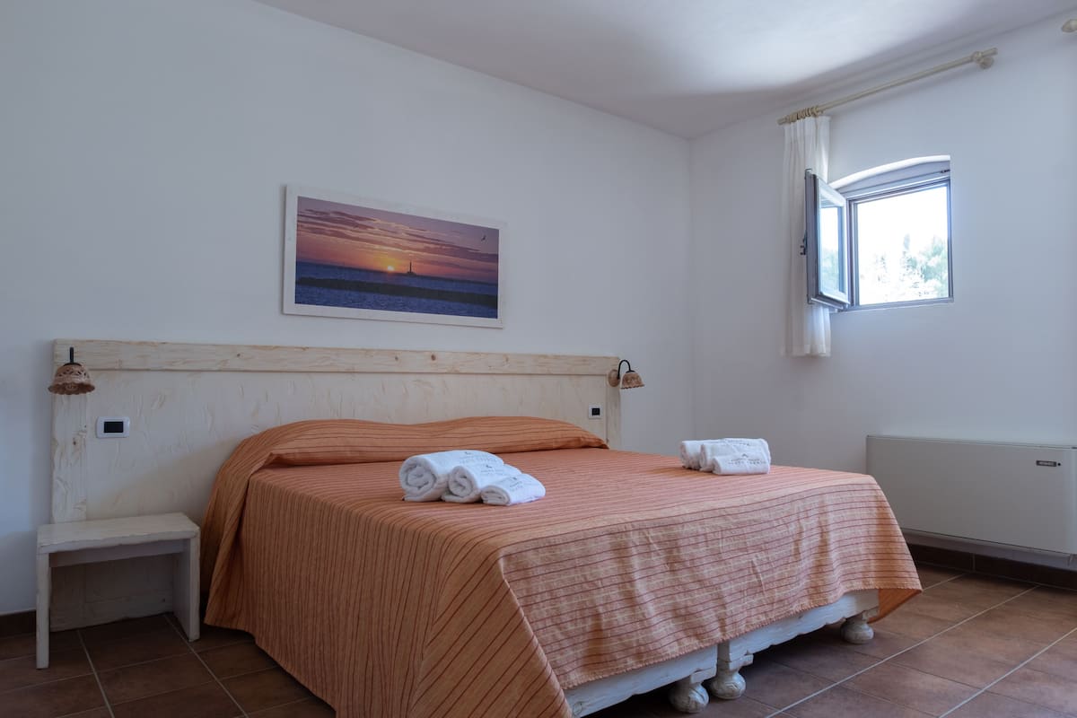 Minibar, coffres-forts dans les chambres, bureau, draps fournis