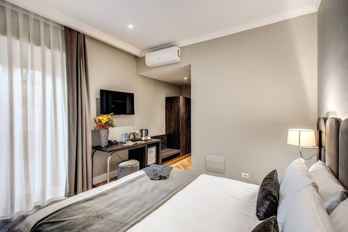 Kamar Double Superior, gedung tambahan (Via del Tritone 66) | 1 kamar tidur, seprai premium, selimut bulu angsa, dan minibar