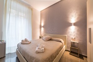 Deluxe Room | Frette Italian sheets, premium bedding, down comforters - Be Italian Bovio Flats (Naples)