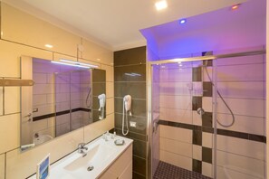 Studio Supérieur | Salle de bain | Douche, articles de toilette gratuits, sèche-cheveux, bidet