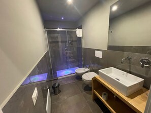 Superior Double Room | Bathroom | Shower, free toiletries, hair dryer, bidet - Be Italian Bovio Flats (Naples)