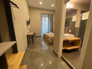 Habitació doble Deluxe | Cobrellits, caixa forta a l'habitació, wifi gratuïta i roba de llit 