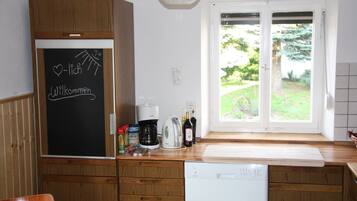 Lemari es, microwave, oven, dan kompor