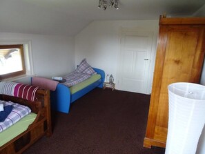 4 Schlafzimmer, hochwertige Bettwaren, Bügeleisen/Bügelbrett