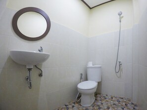 Chambre Supérieure | Salle de bain | Douche, serviettes fournies