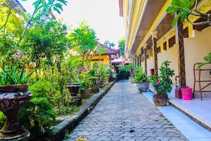 Property grounds - Bali Manik Beach Inn (Kuta)