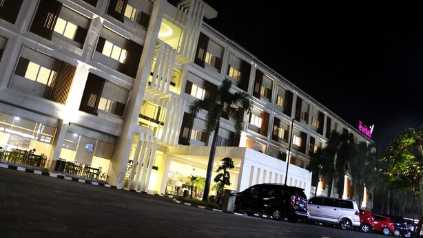 Front of property - evening/night - Swiss-belinn Cibitung (Cikarang)