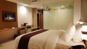 Superior Room, 1 Queen Bed, Smoking, Pool View - Swiss-belinn Cibitung (Cikarang)