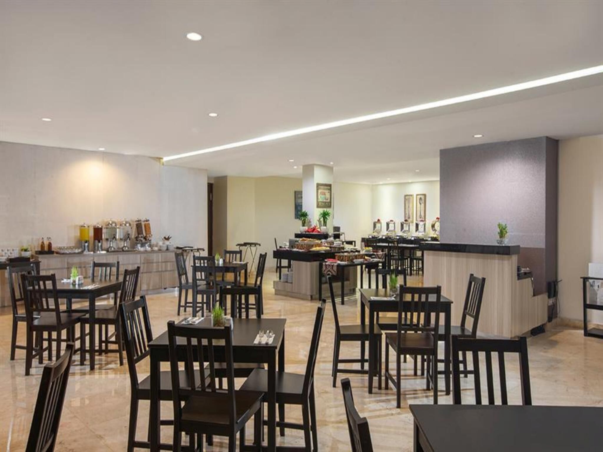 Sarapan dan makan tengah hari dihidangkan, masakan antarabangsa 