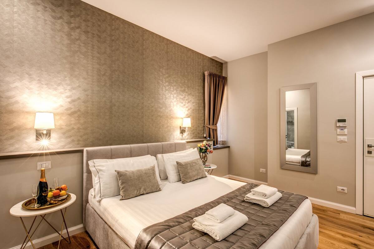 Bộ đồ giường cao cấp, chăn bông, minibar, két bảo mật tại phòng