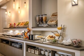 Bữa sáng buffet hàng ngày (12.00 EUR/mỗi người)