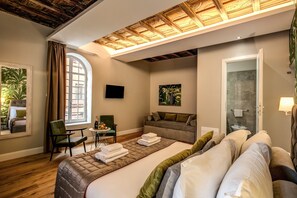 Bộ đồ giường cao cấp, chăn bông, minibar, két bảo mật tại phòng