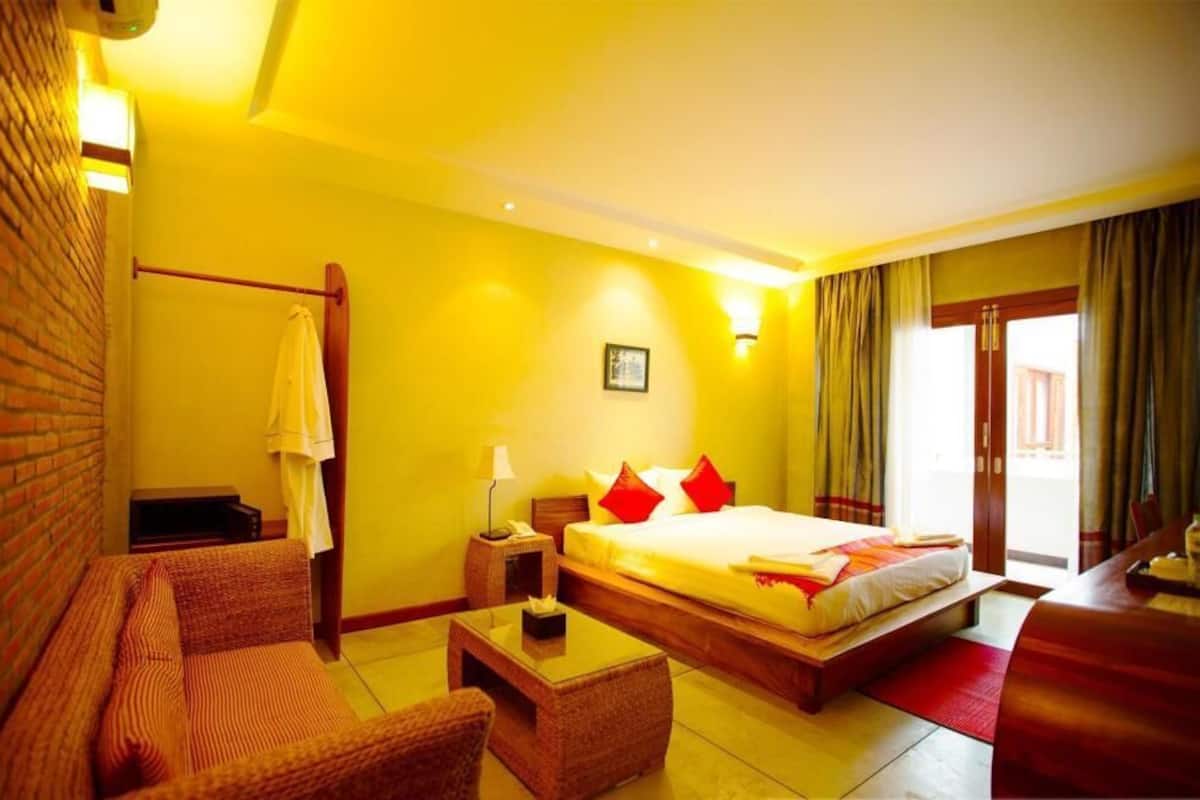 Minibar, két bảo mật tại phòng, bàn 