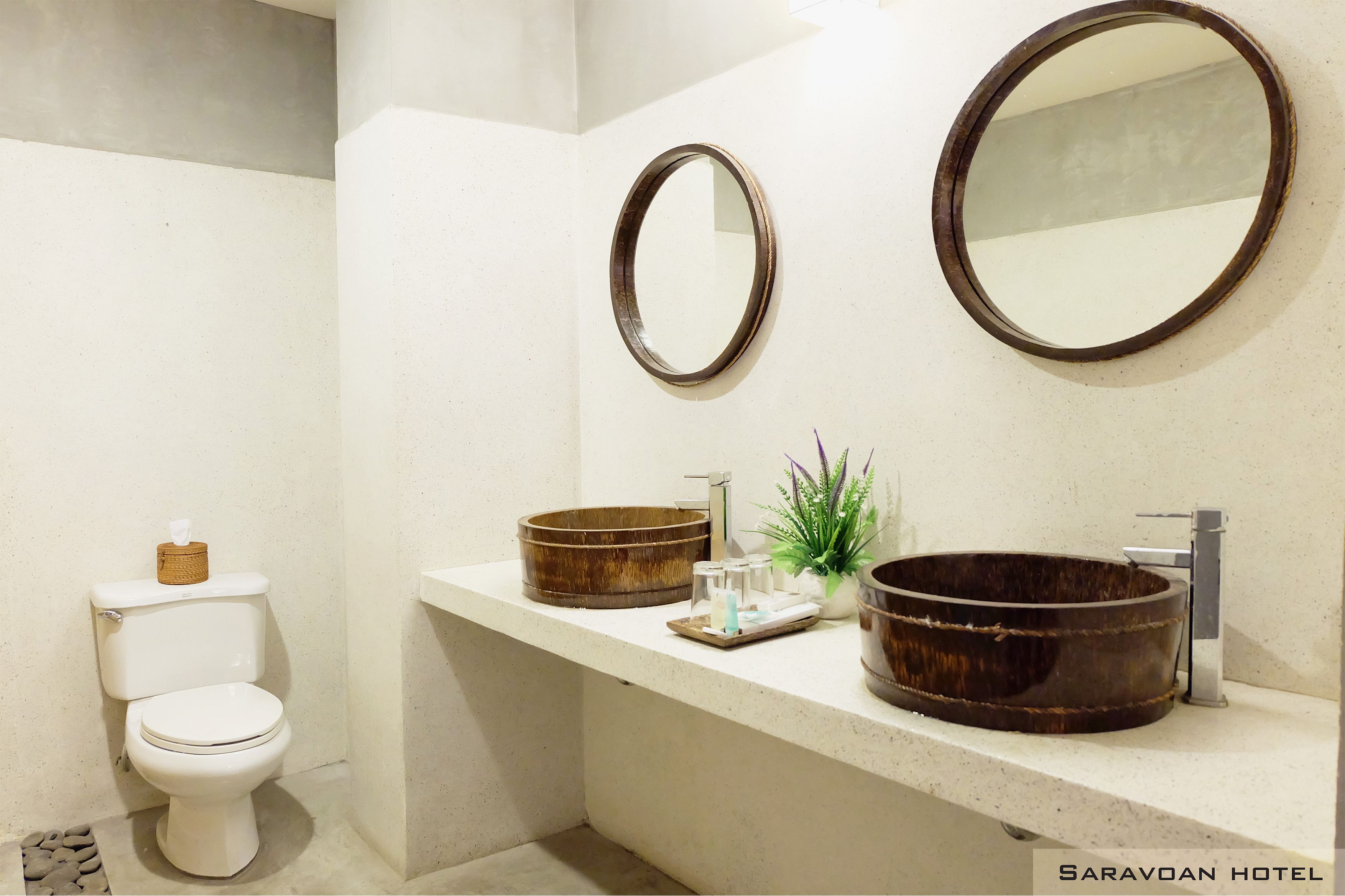 family room | bathroom | combined shower/bathtub, free toiletries, hair dryer, bathrobes