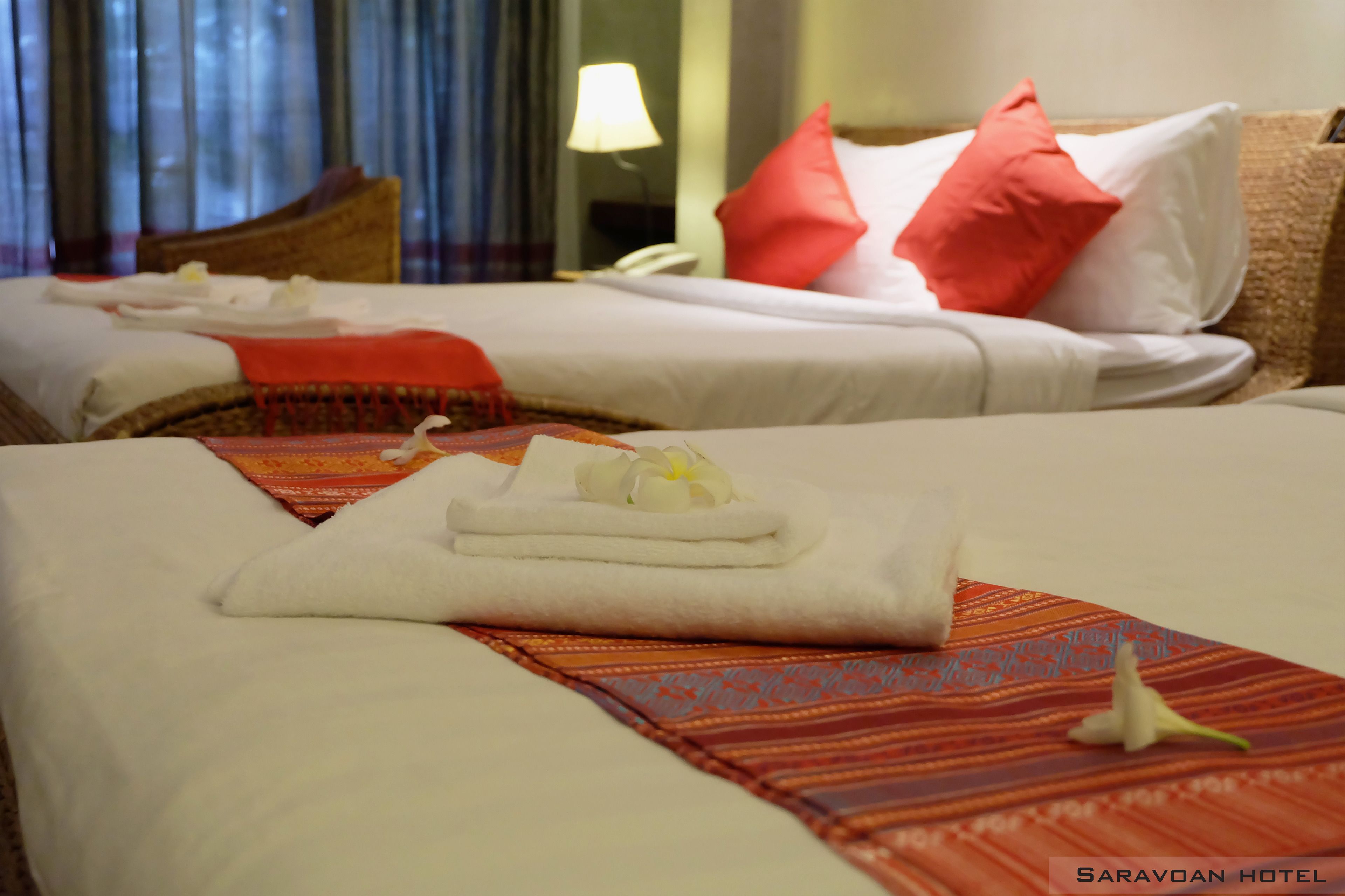 family room | minibar, in-room safe, desk, free wifi