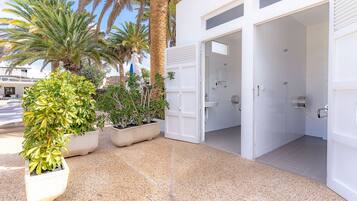 Buồng tắm vòi sen, khăn tắm, xà phòng, dầu gội