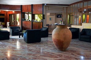Lobby sitting area - Castelvetere Hotel (Caulonia)