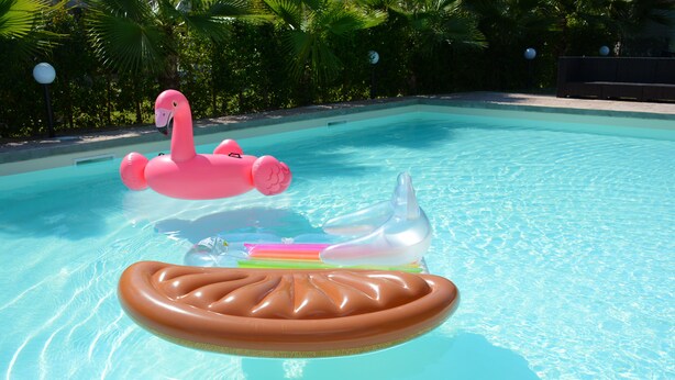 A swimming pool with inflatable toys. - Castelvetere Hotel (Caulonia)