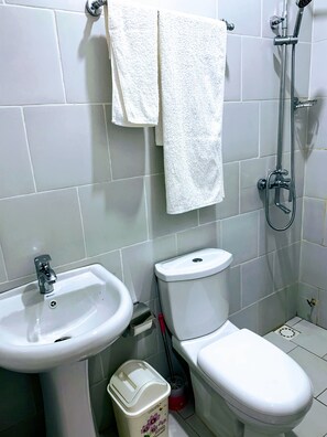 Dobbeltrom – standard | Bad | Dusj, toalettartikler (inkludert), hårføner og tøfler