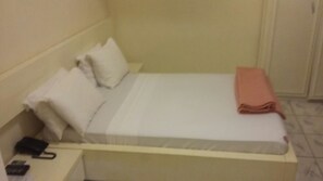 Standard Double Room | Desk, soundproofing, free cribs/infant beds, rollaway beds