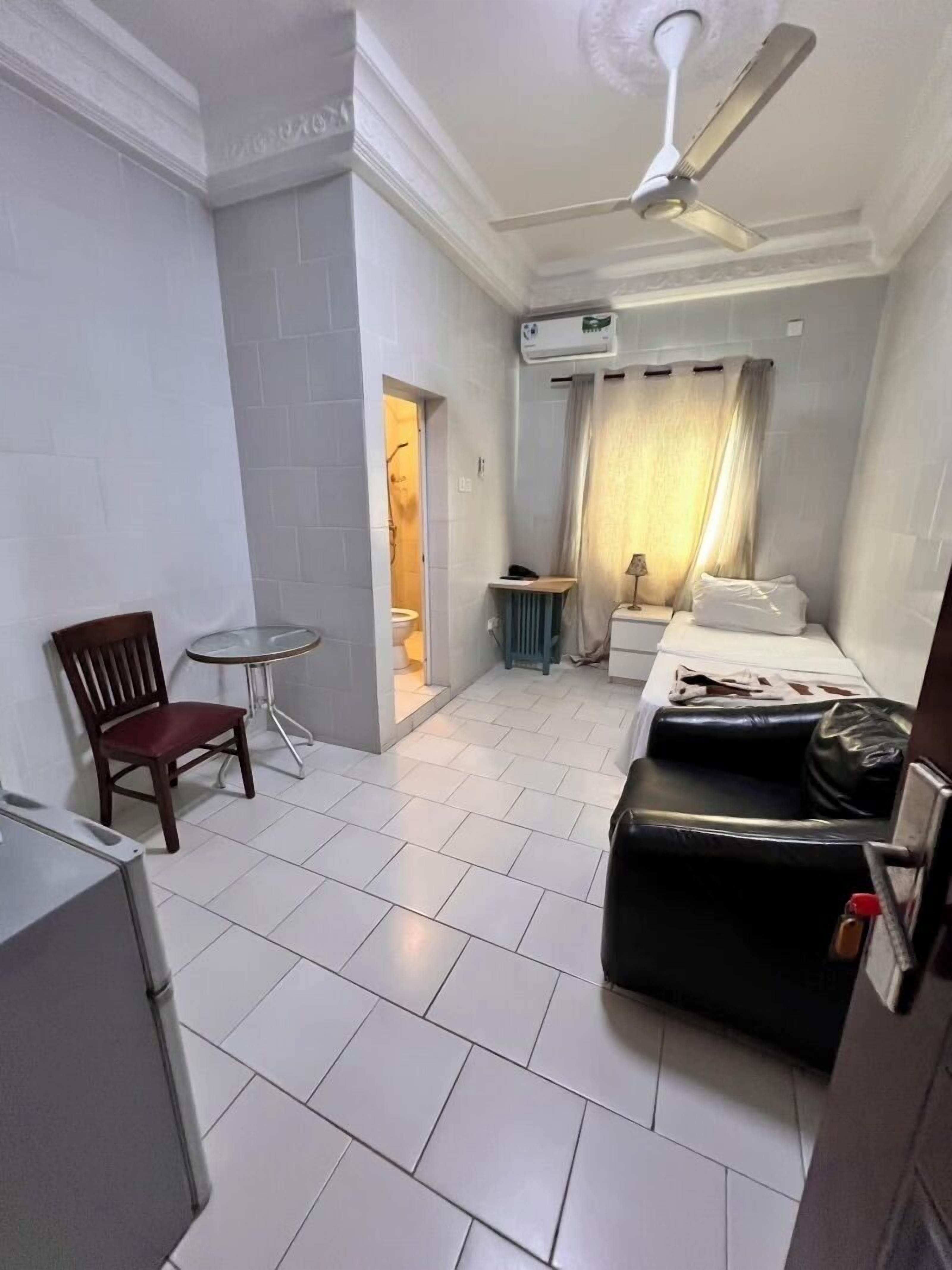 مكتب وتجهيزات عازلة للصوت وأسرّة أطفال/رضّع (مجانًا) وأسرّة قابلة للطي