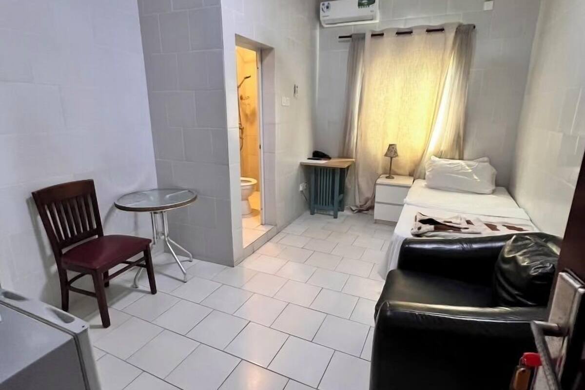 Enkeltrom – standard | Skrivebord, lydisolert og barnesenger (inkludert)