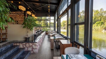 Breakfast, lunch, dinner served; international cuisine 