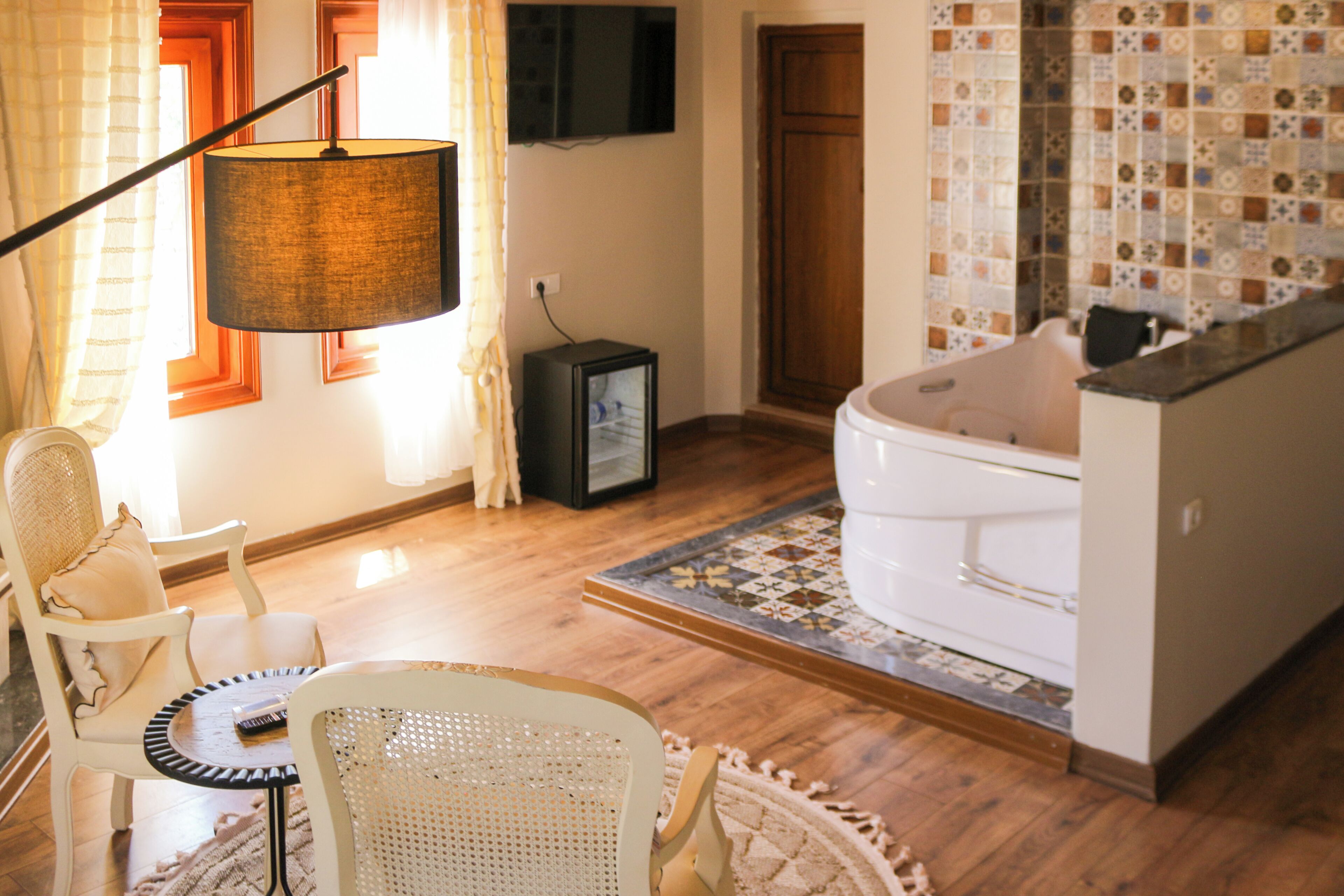 Jakuzili, Balkonlu, Somineli Junior Suit