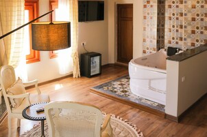 Jakuzili, Balkonlu, Somineli Junior Suit | Minibar, caja fuerte, wifi gratis y ropa de cama