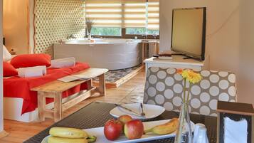 Deluxe Double Room, Jetted Tub | Minibar, in-room safe, free WiFi, bed sheets