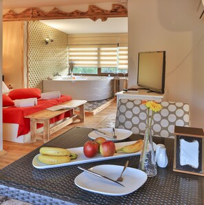 Deluxe Double Room, Jetted Tub | Minibar, in-room safe, free WiFi, bed sheets