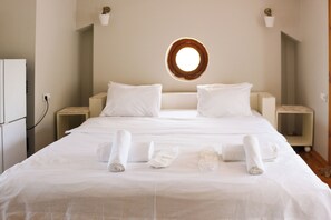 Jakuzili, Balkonlu Cati Suiti | Minibar, safe på rommet, wi-fi (inkludert) og sengetøy