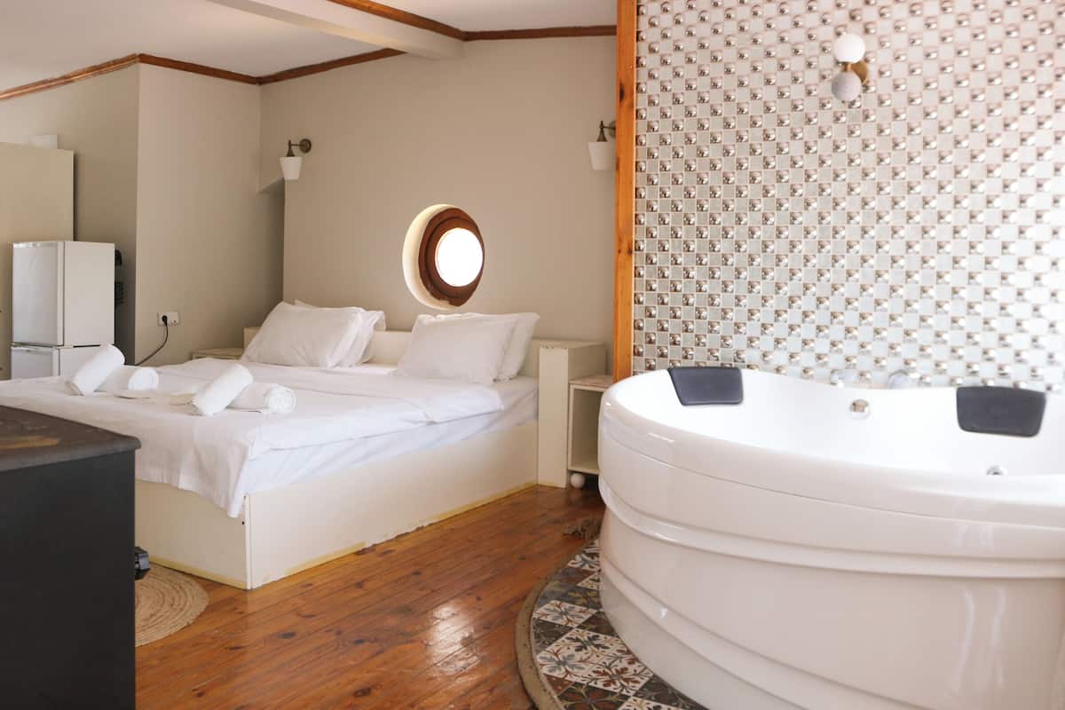 Deluxe Double Room, Balcony | Minibar, in-room safe, free WiFi, bed sheets