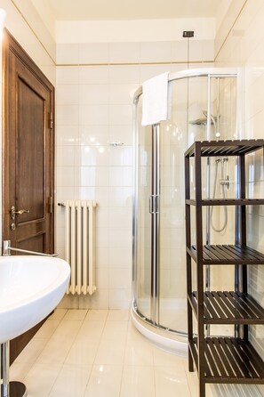 Family Double Room, Connecting Rooms | Bathroom | Shower, free toiletries, hair dryer, bidet - Villa La Ginestra (Subbiano)