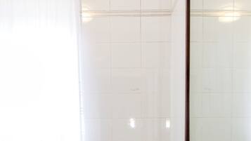 Ein Badezimmer mit Toilette, Bidet, Waschbecken und Spiegel.