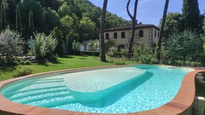Seasonal outdoor pool, open 10:00 AM to 7:00 PM, pool umbrellas - Villa La Ginestra (Subbiano)