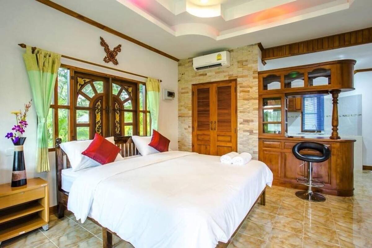 Standard Double Air | Desk, blackout curtains, rollaway beds, free WiFi