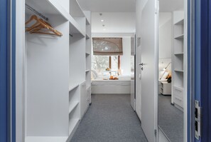 迷你吧、客房内保险箱、办公桌、隔音