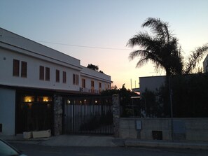 Front of property - evening/night - Hotel Il Pirata (Cinisi)