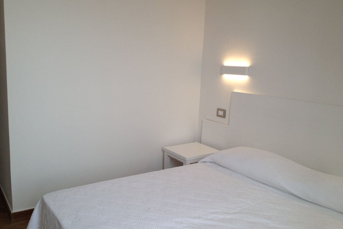 desk, free cots/infant beds, free wifi