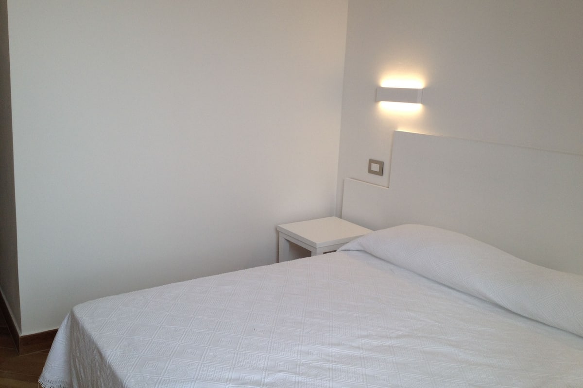 Een bureau, gratis babybedden, gratis wifi