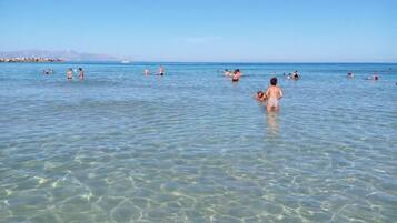 Una spiaggia nelle vicinanze