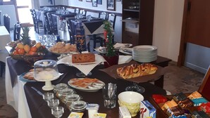 A buffet table with various food items, including pastries, fruits, and beverages. - Hotel Il Pirata (Cinisi)