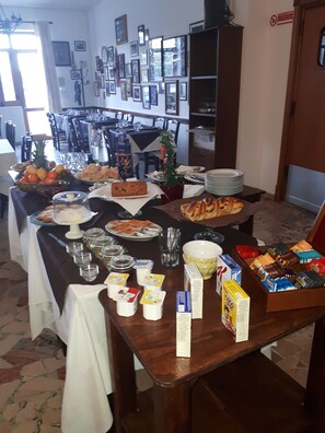 Free daily buffet breakfast - Hotel Il Pirata (Cinisi)