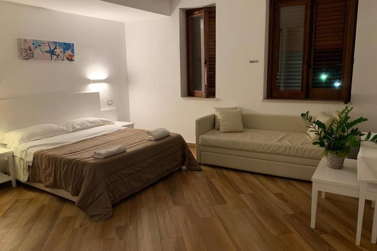 desk, free cots/infant beds, free wifi