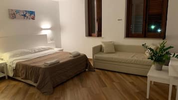 Desk, free cribs/infant beds, free WiFi