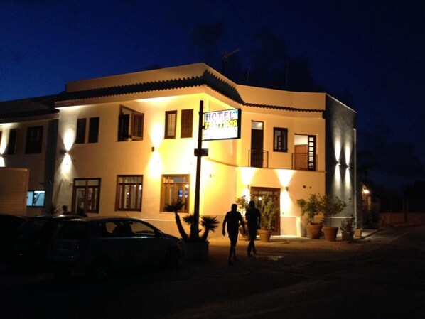 A two-story building with a sign reading "HOTEL TROPICA". - Hotel Il Pirata (Cinisi)