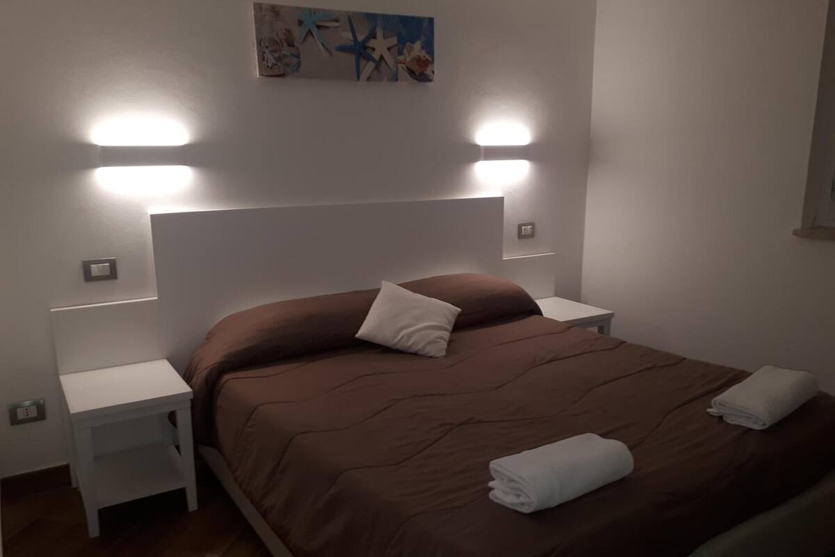 desk, free cots/infant beds, free wifi