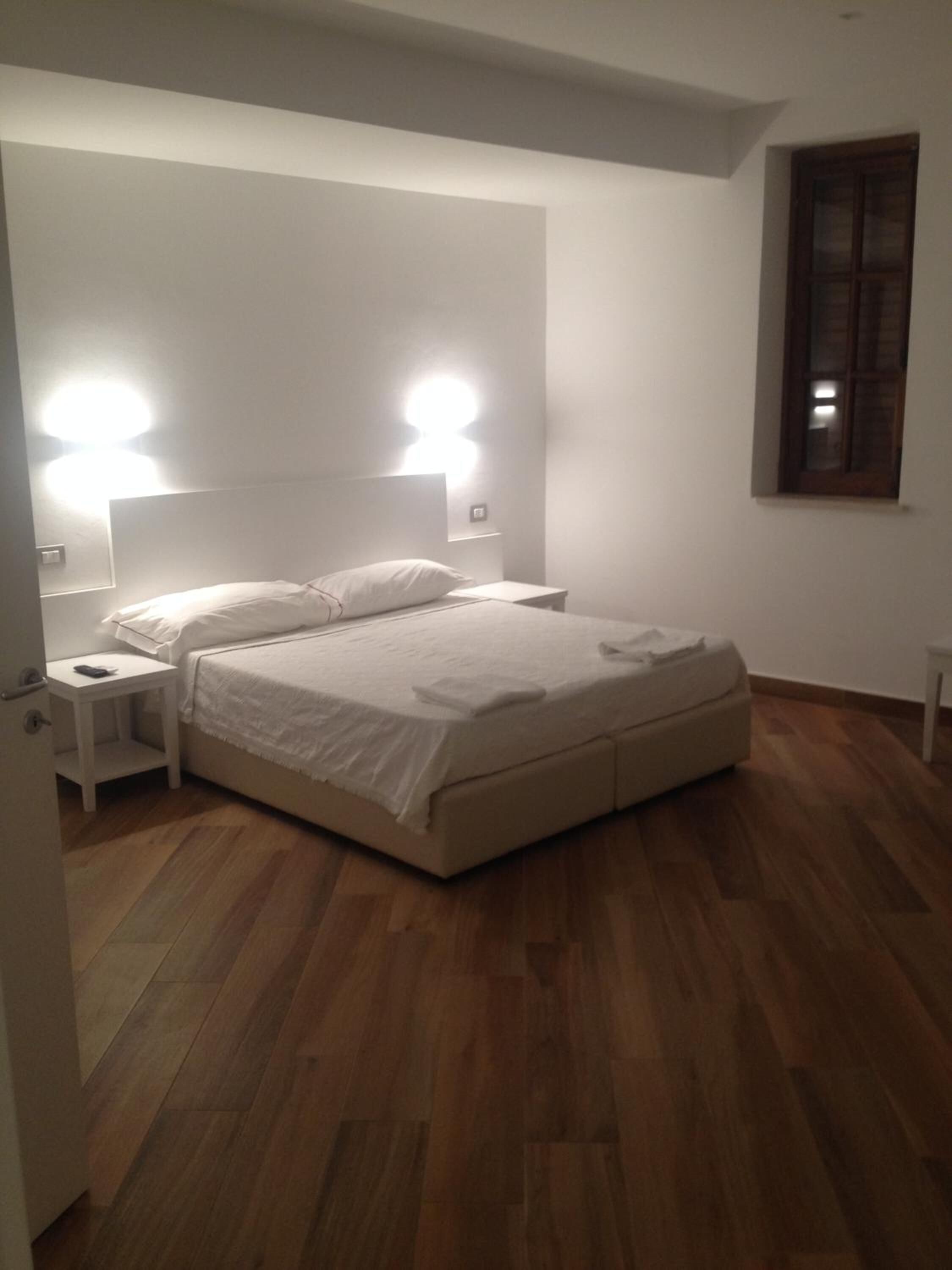 desk, free cots/infant beds, free wifi